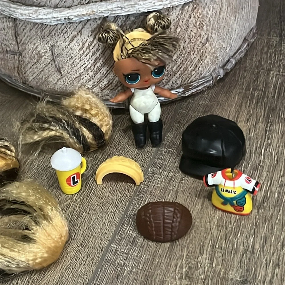 L.O.L. Surprise! Doll Hair Vibes Rhymes Music Red Black Hat & access…